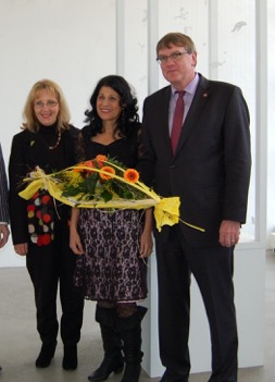 v.l.n.r.: Juryvorsitzende Dr. Gabriele Uelsberg (Direktorin des LVR-Landesmuseums Bonn), Zipora Rafaelov und Landrat Sebastian Schuster.